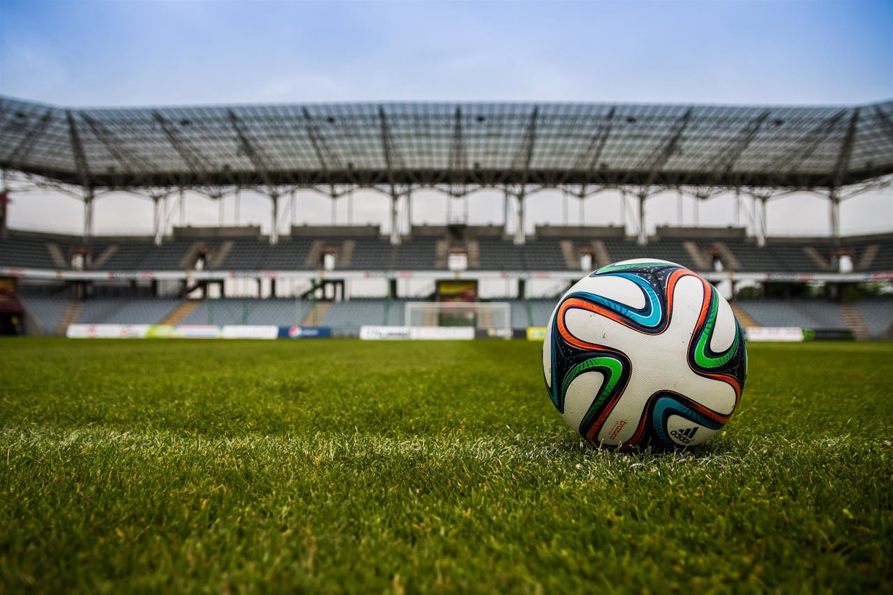 pelota de futbol en estadio